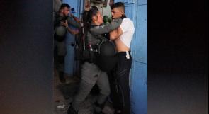 صورة قديمة من اعتداء شرطة الاحتلال على مُتظاهر فلسطيني تُتداول على أنها لشخص من حركة "حماس" بلباس مدني