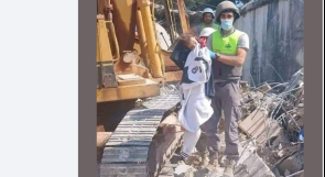 لصورة الطفلة بين الانقاض في لبنان وليست في غزة