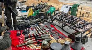 صورة قديمة لأسلحة عسكرية عُثر عليها في غزة تُتداول على أنها حديثة