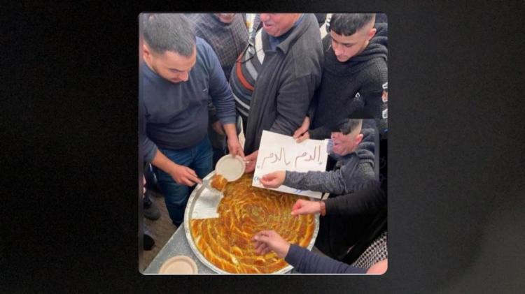 صورة من مقطع يوثّق توزيع الحلوى في نابلس تُتداول على أنها في مصر صورة من مقطع يوثّق توزيع الحلوى في نابلس تُتداول على أنها في مصر