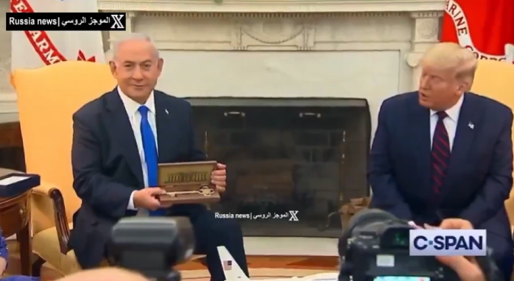 فيديو من عام 2020 يعود لمنح ترامب نتنياهو مفتاحا رمزيا للبيت الأبيض يعاد نشره على أنه حديث فيديو من عام 2020 يعود لمنح ترامب نتنياهو مفتاحا رمزيا للبيت الأبيض يعاد نشره على أنه حديث