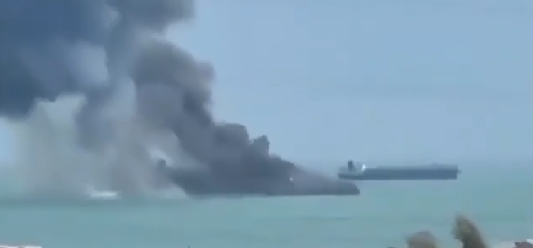 فيديو قديم يعاد نشره على أنه لاستهداف إيران سفينتين حاولتا عبور مضيق هرمز فيديو قديم يعاد نشره على أنه لاستهداف إيران سفينتين حاولتا عبور مضيق هرمز