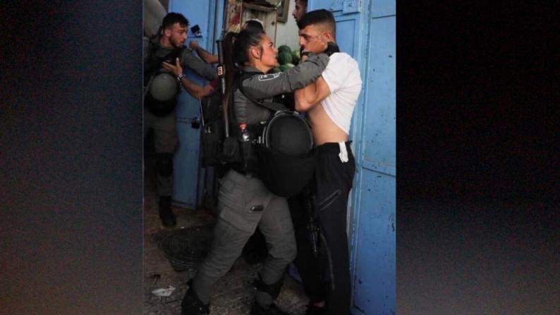 صورة قديمة من اعتداء شرطة الاحتلال على مُتظاهر فلسطيني تُتداول على أنها لشخص من حركة "حماس" بلباس مدني