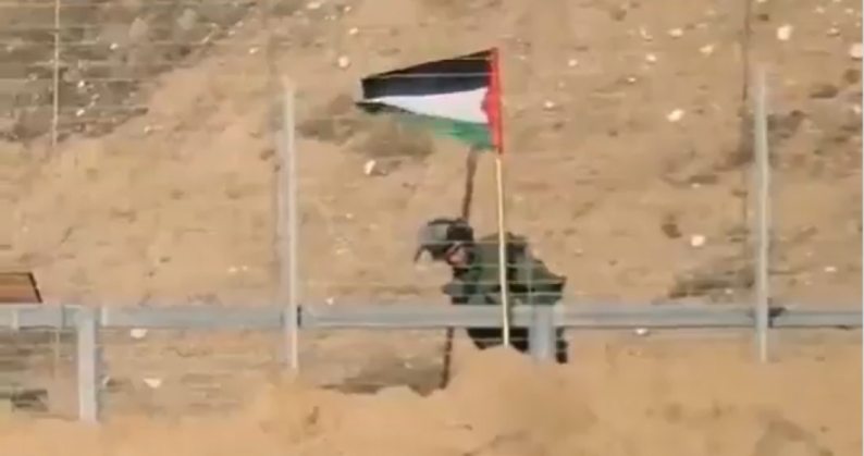فيديو قديم من عام 2018 لتفجير سارية علم بجنود جيش الاحتلال على السياج الحدودي شرق قطاع غزة يعاد نشره على أنه حديث فيديو قديم من عام 2018 لتفجير سارية علم بجنود جيش الاحتلال على السياج الحدودي شرق قطاع غزة يعاد نشره على أنه حديث