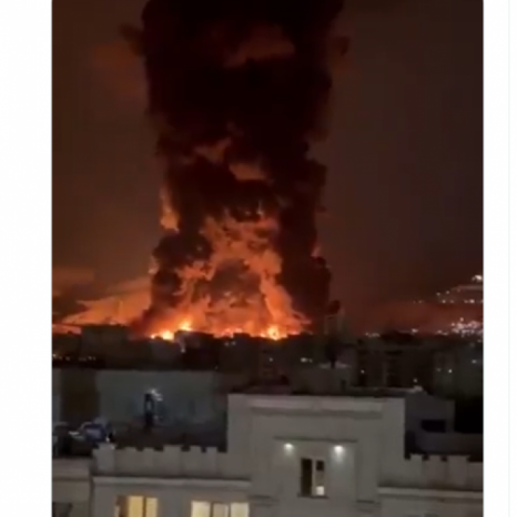 فيديو قديم يعاد نشره على أنه لآثار سقوط صاروخ إيراني على القاعدة الأمريكية في البحرين فيديو قديم يعاد نشره على أنه لآثار سقوط صاروخ إيراني على القاعدة الأمريكية في البحرين