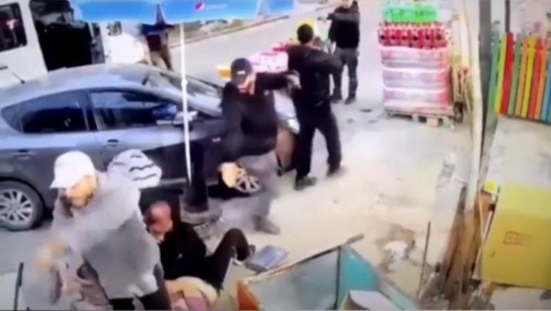 مقطع فيديو يوثِّق اعتقال قوات الاحتلال الخاصة لشاب في بيت لحم يُتداول على أنه اعتقال تابع لـ"حماس" مقطع فيديو يوثِّق اعتقال قوات الاحتلال الخاصة لشاب في بيت لحم يُتداول على أنه اعتقال تابع لـ"حماس"
