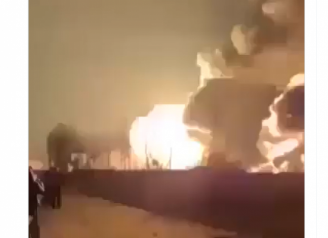 فيديو قديم لحريق في مصفاة نفط روسية يعاد نشره على أنه لآثار الضربات الإيرانية الأخيرة التي استهدفت الاحتلال