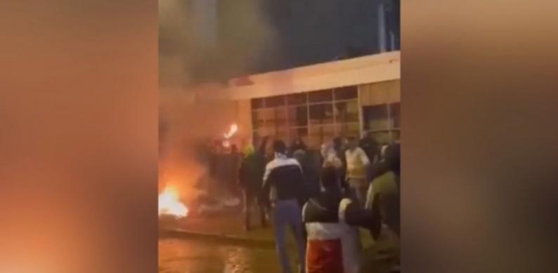 مقطع فيديو قديم لإشعال النار في مقر القنصلية الأسرائيلية بإسطنبول يُعاد تداوله على أنه حديث